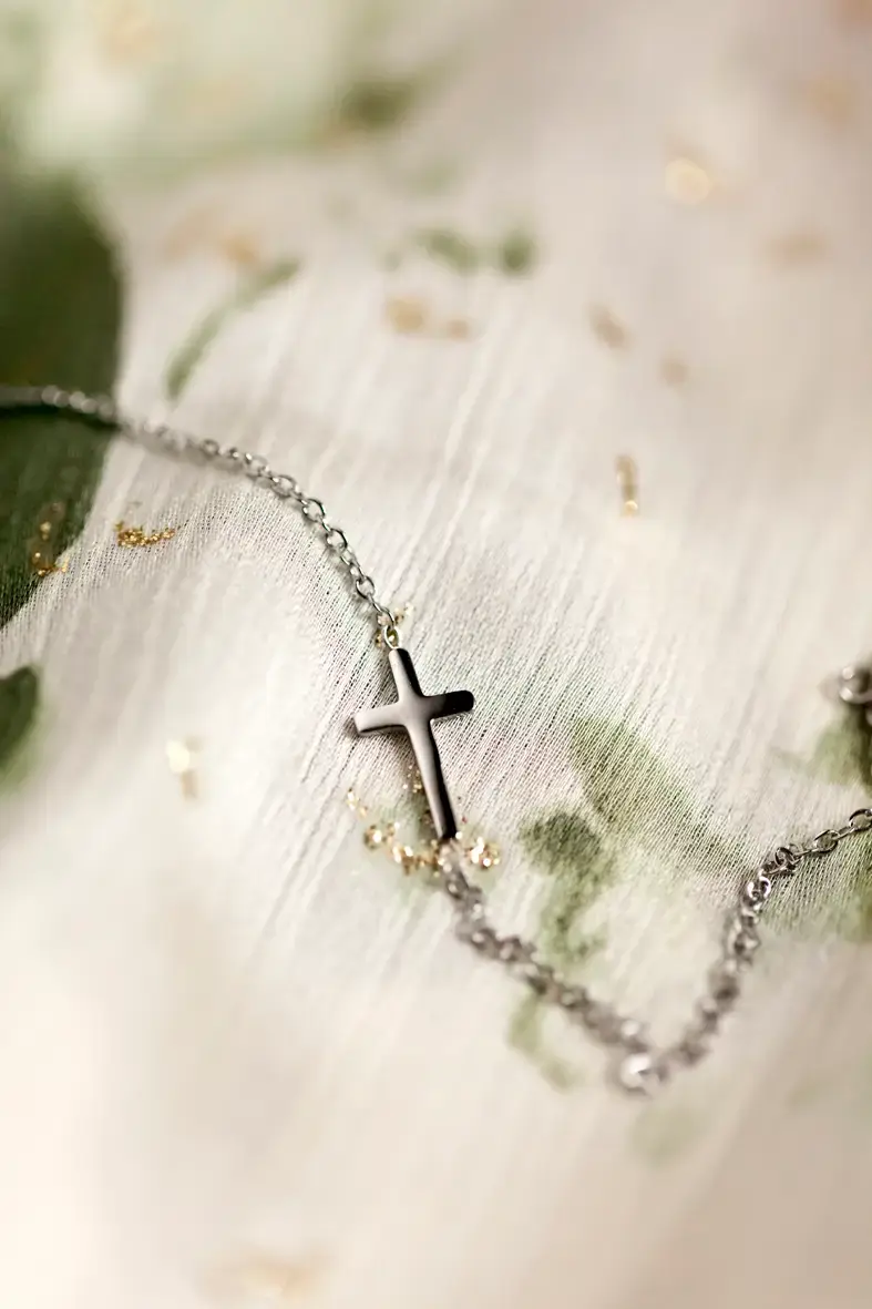 bracelet en acier inoxydable argenté avec une croix chrétienne