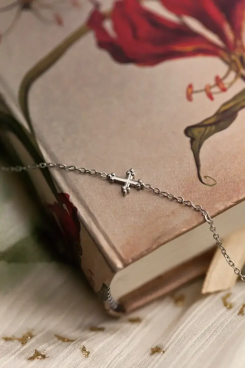 Miniature : bracelet en acier inoxydable argenté avec une petite croix pointue perlée