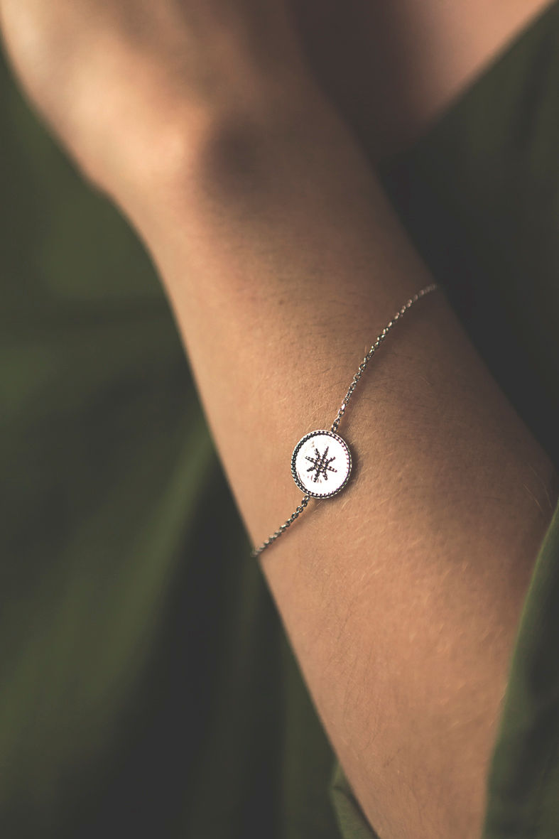 Miniature : bracelet en argent pour femme avec empiècement rond décoré d'une étoile en relief au centre