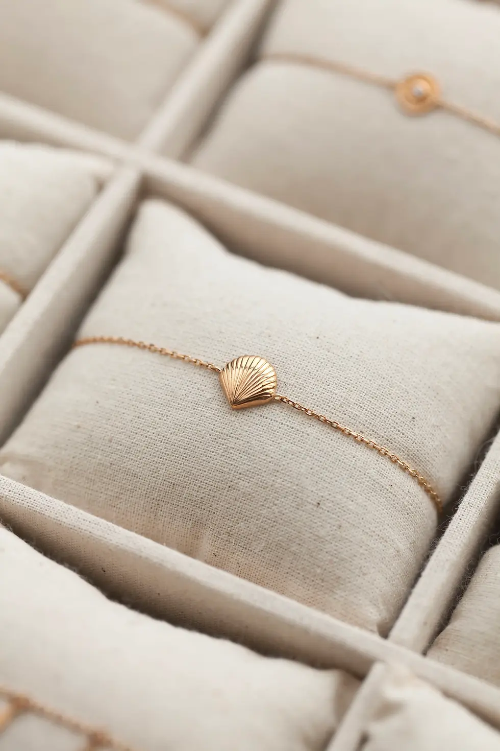 bracelet pour femme en plaqué or avec un petit coquillage détaillé