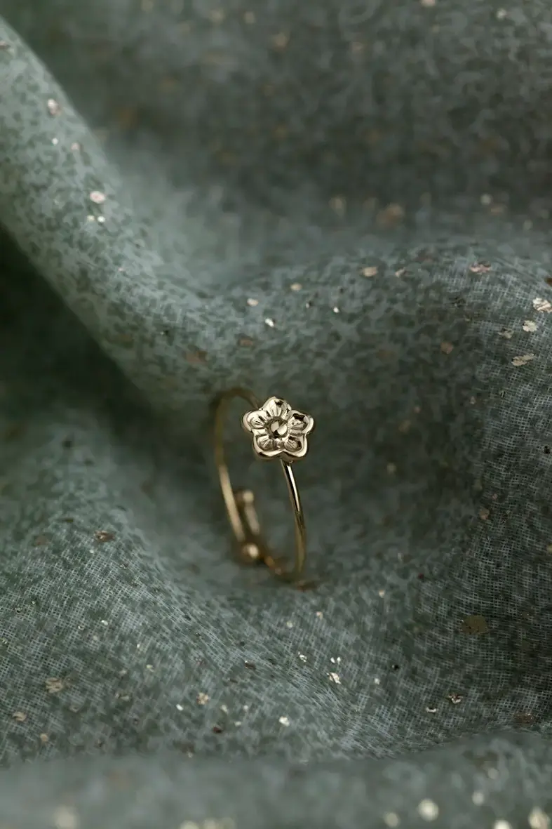 bague ajustable en acier inoxydable doré avec une petite fleur