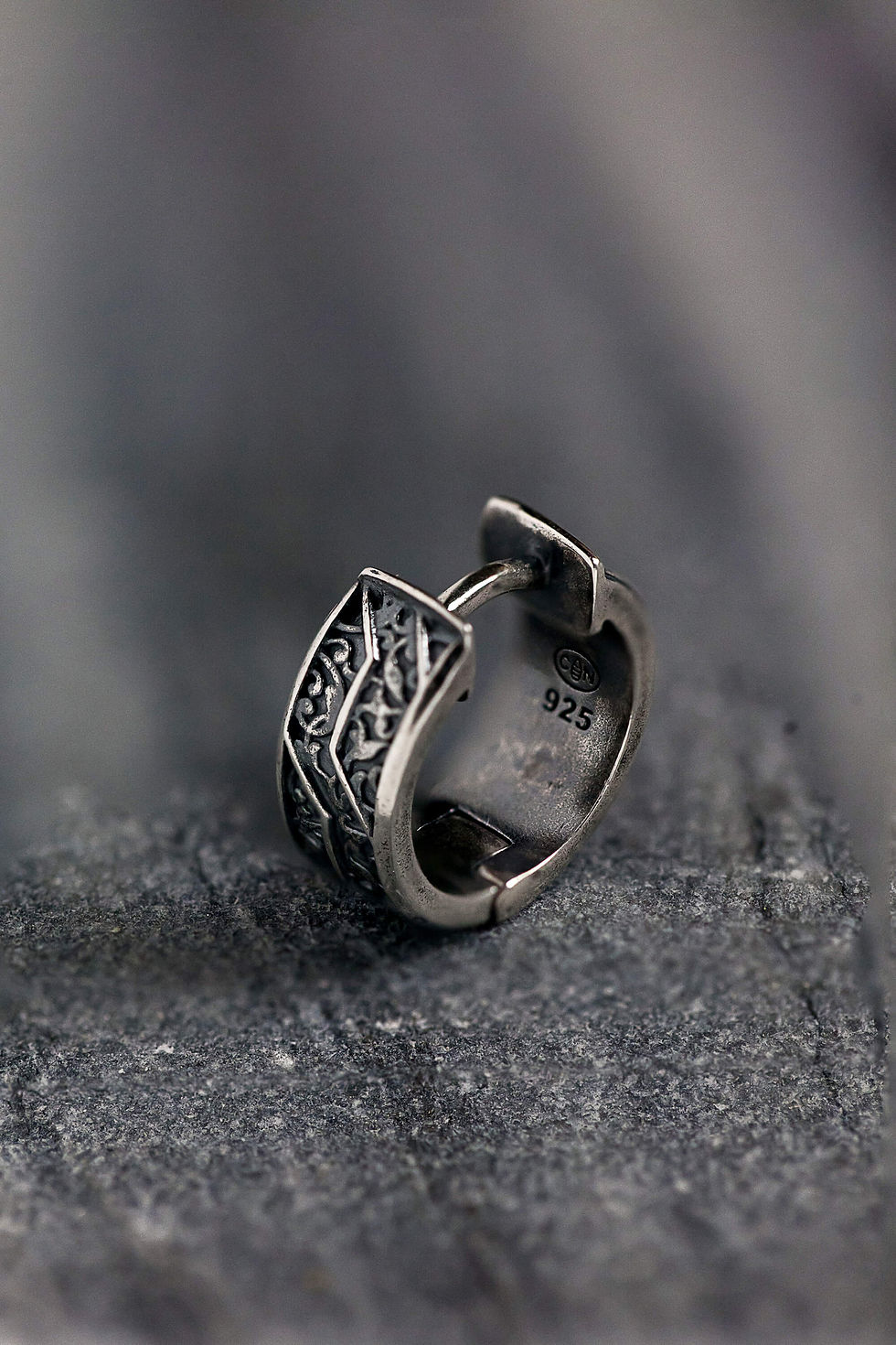 petite créole pour homme en argent 925 avec des motifs style ethnique en relief