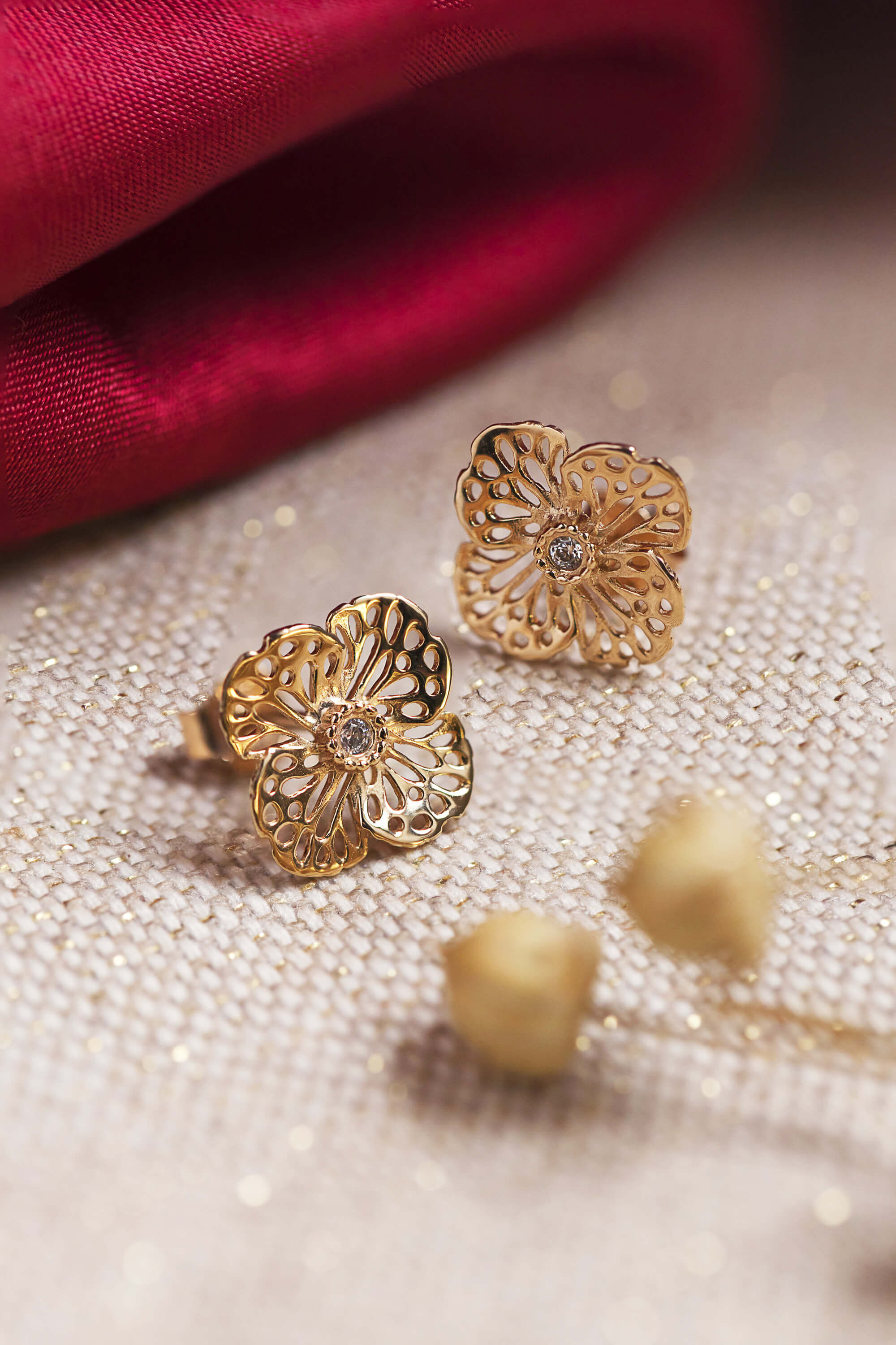 boucles d'oreilles pour femme en forme de fleurs ciselées en plaqué or doré et serties d'un petit zircon au centre