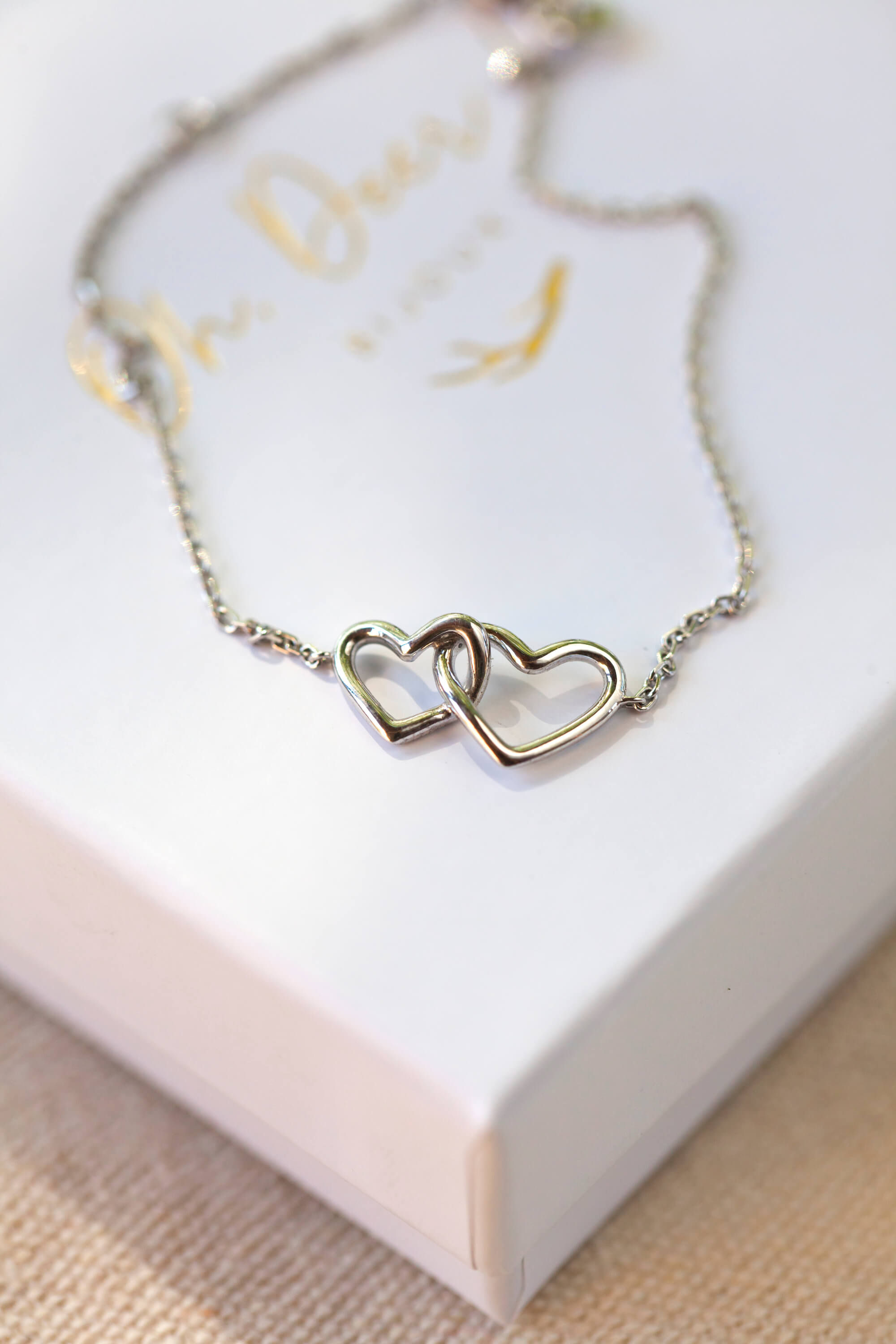 bracelet pour femme en argent 925 avec deux petits coeurs entrelacés