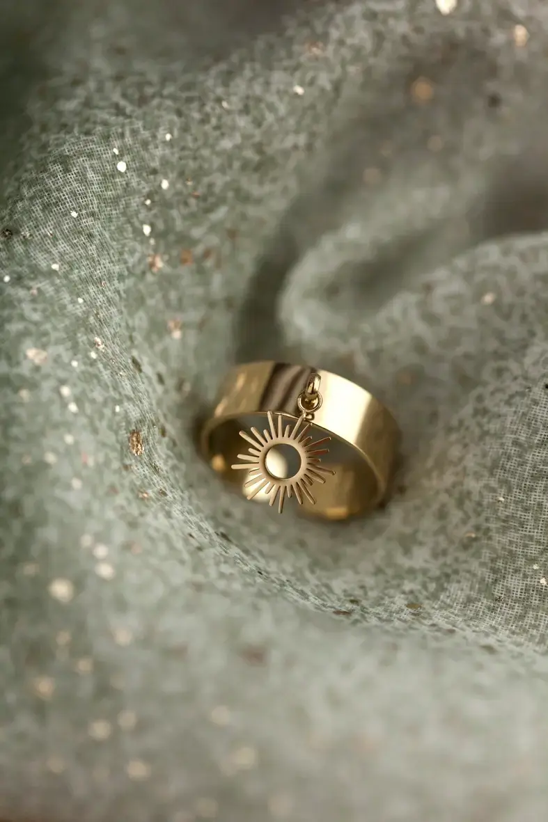 bague ajustable en acier inoxydable doré avec un soleil ajouré