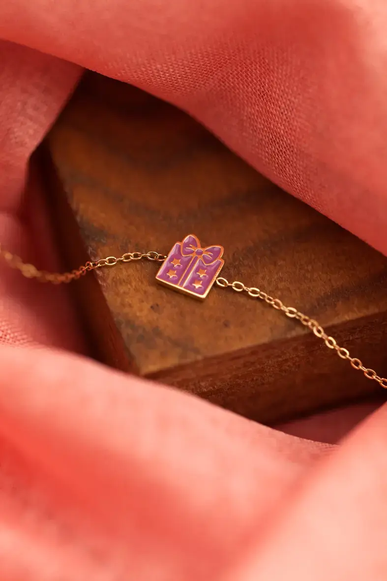 bracelet ajustable pour enfant en acier inoxydable doré avec un paquet cadeau violet
