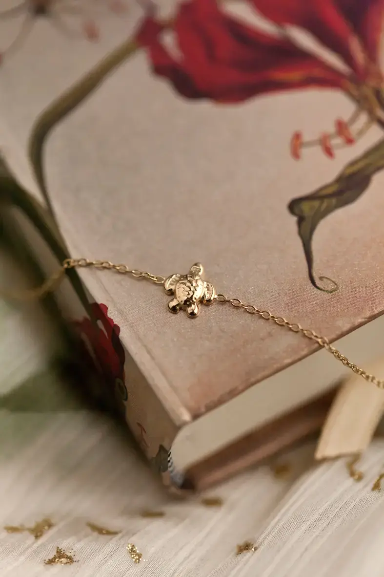 bracelet en acier inoxydable doré avec une tortue