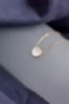 collier pour femme en acier inoxydable doré avec un pendentif rond nacré