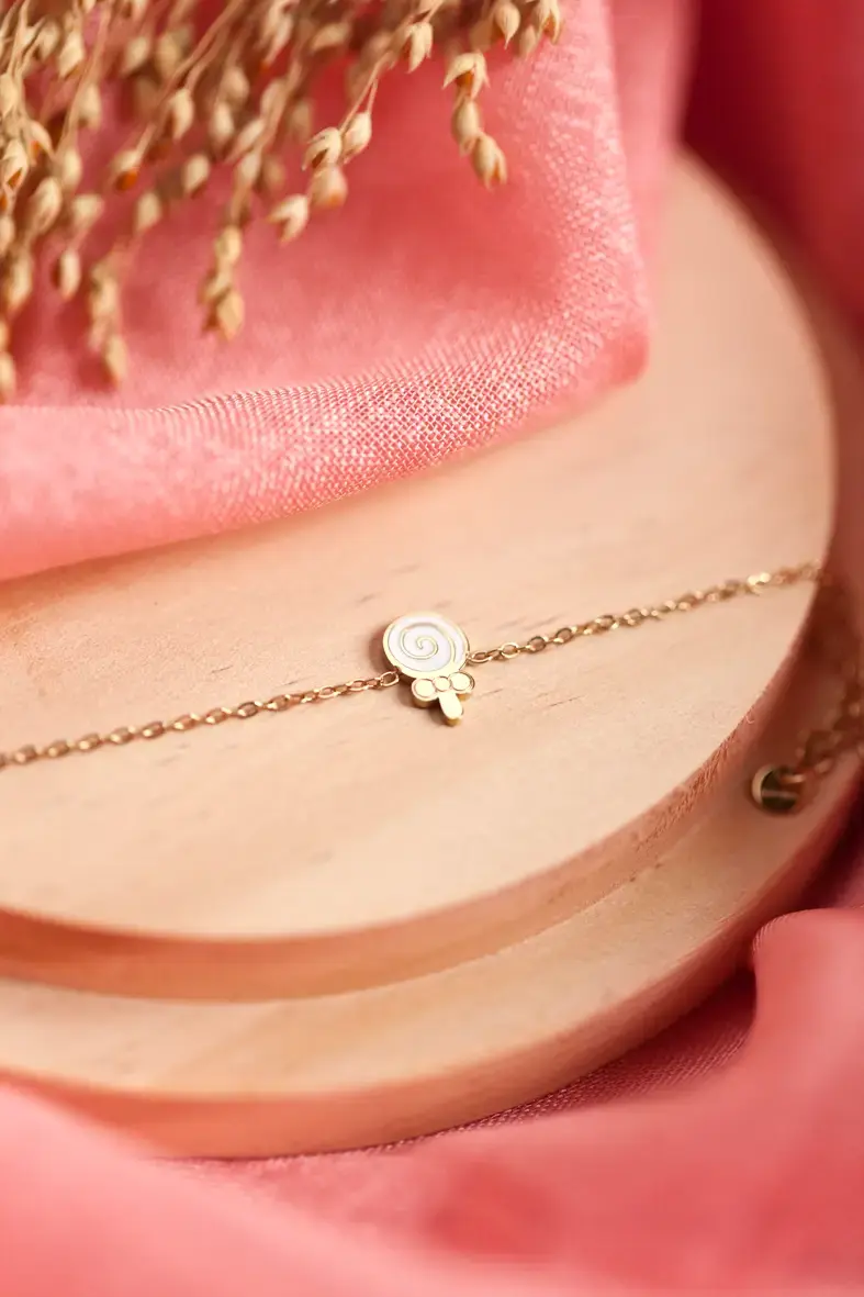 Thumbnail: bracelet ajustable pour enfant en acier inoxydable doré avec une sucette blanche