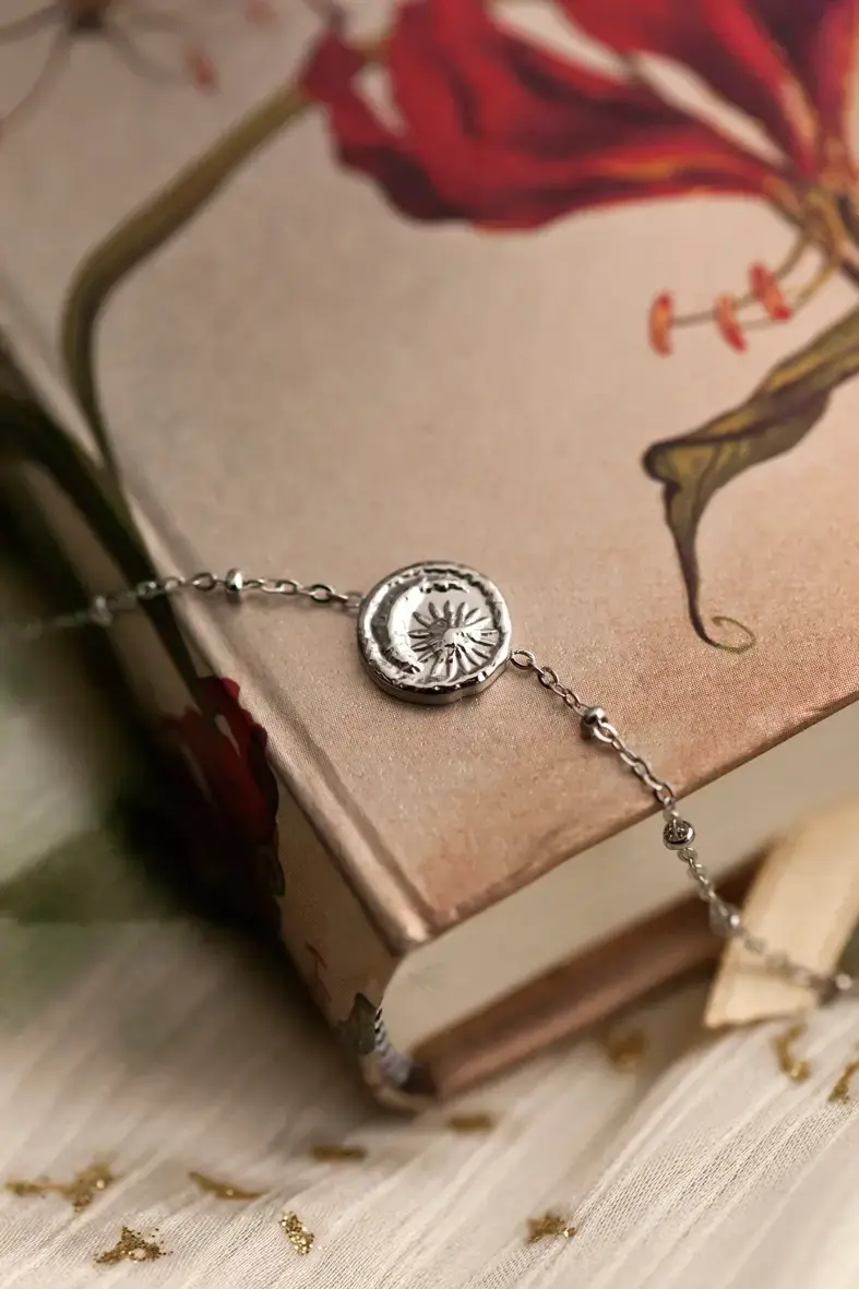 Miniature : bracelets en acier inoxydable argenté avec une médaille ronde avec une lune et un soleil en relief