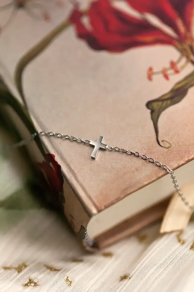 bracelet en acier inoxydable argenté avec une petite croix chrétienne verticale