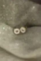 boucles d'oreilles rondes en acier inoxydable et émail blanc avec un petit coeur doré au centre