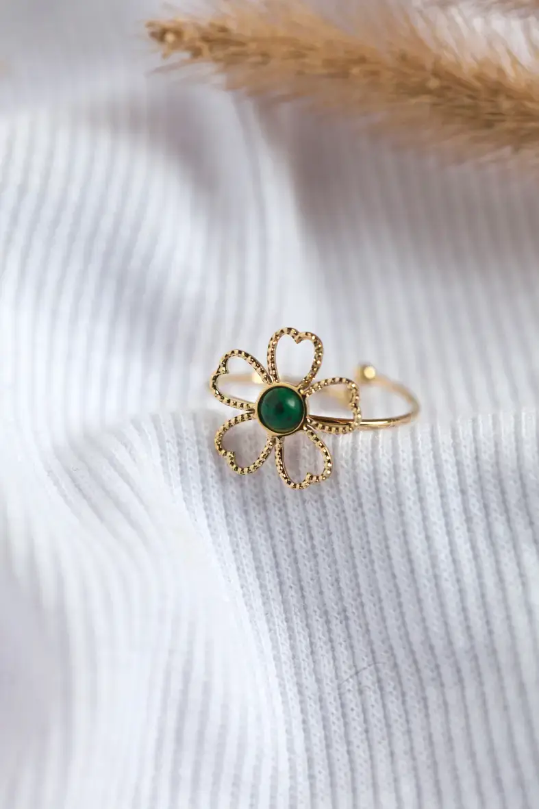 Miniature : bague ajustable en acier inoxydable doré en forme de fleur à pétales ajourés et perlés et serti d'une pierre verte ronde