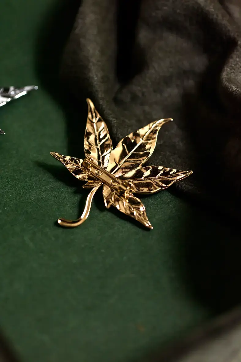 Miniature : attache de broche en forme de feuille d'érable en acier inoxydable