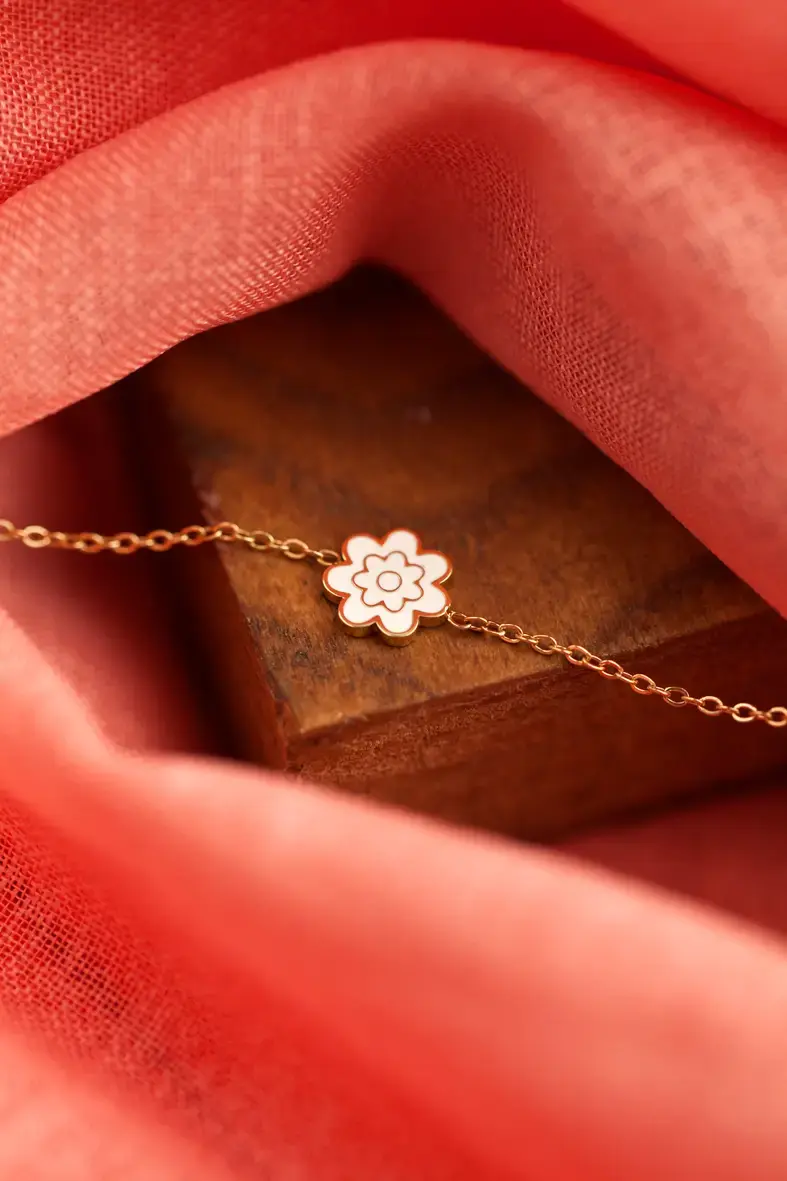 bracelet ajustable pour enfant en acier inoxydable avec une fleur émaillée blanche