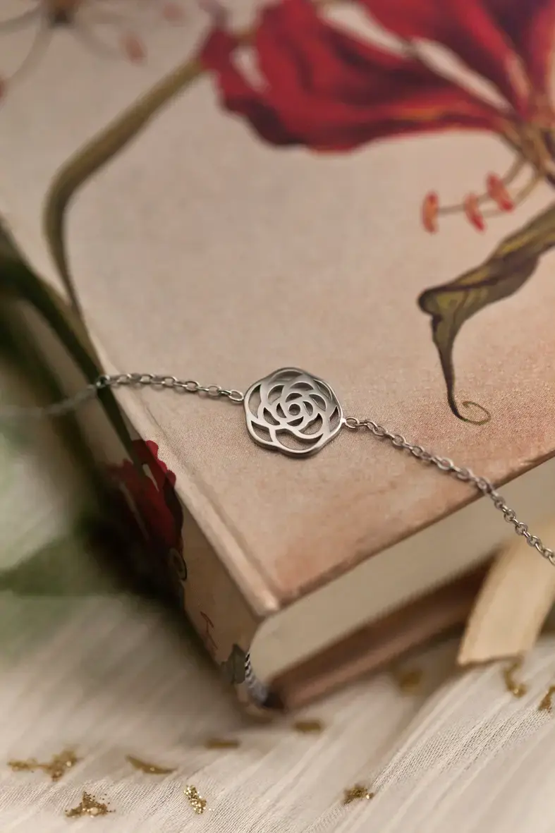 Thumbnail: bracelet en acier inoxydable argenté avec une rose ciselé
