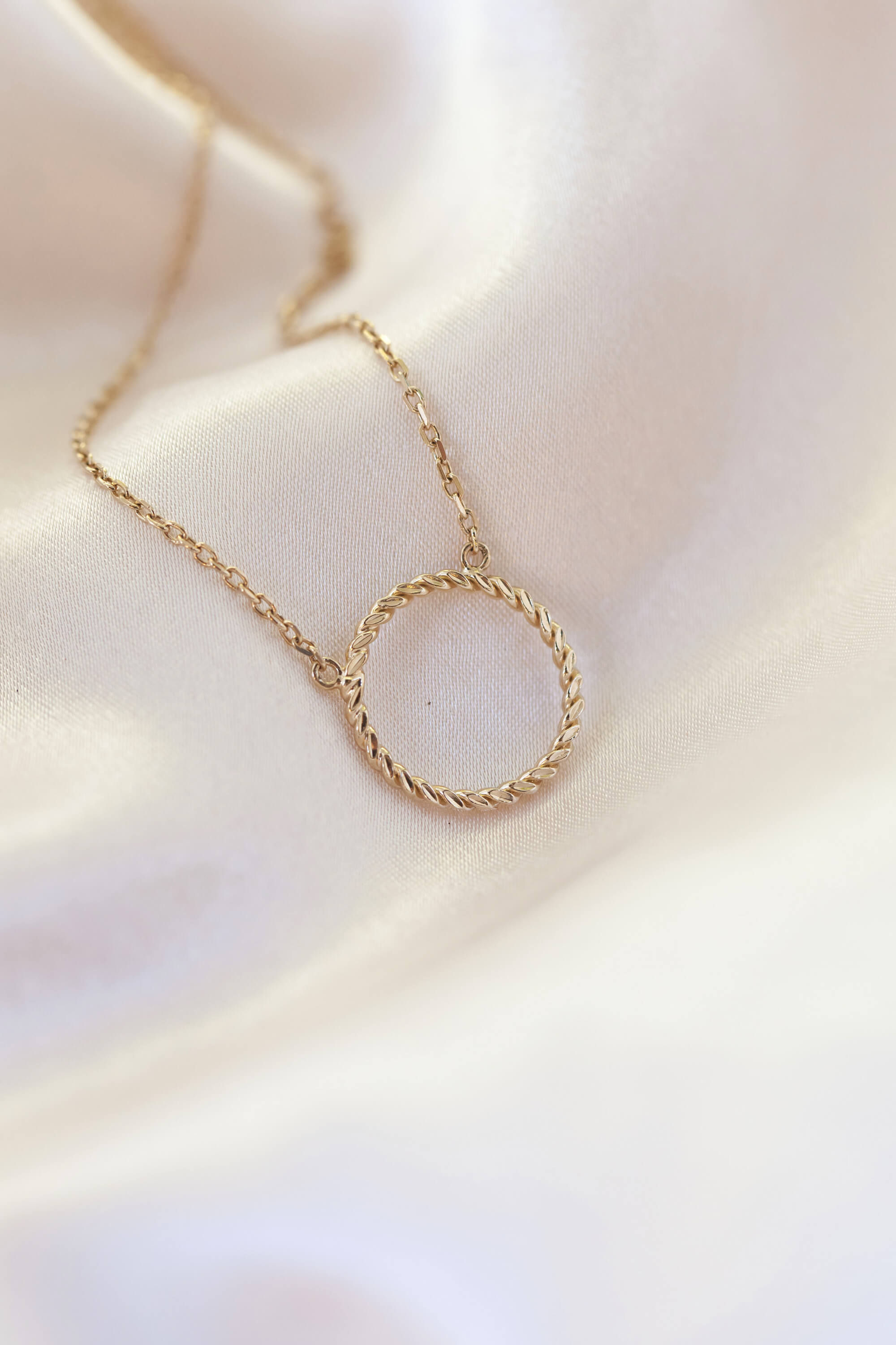 collier pour femme en plaqué or avec un pendentif en forme de cercle ajouré et torsadé