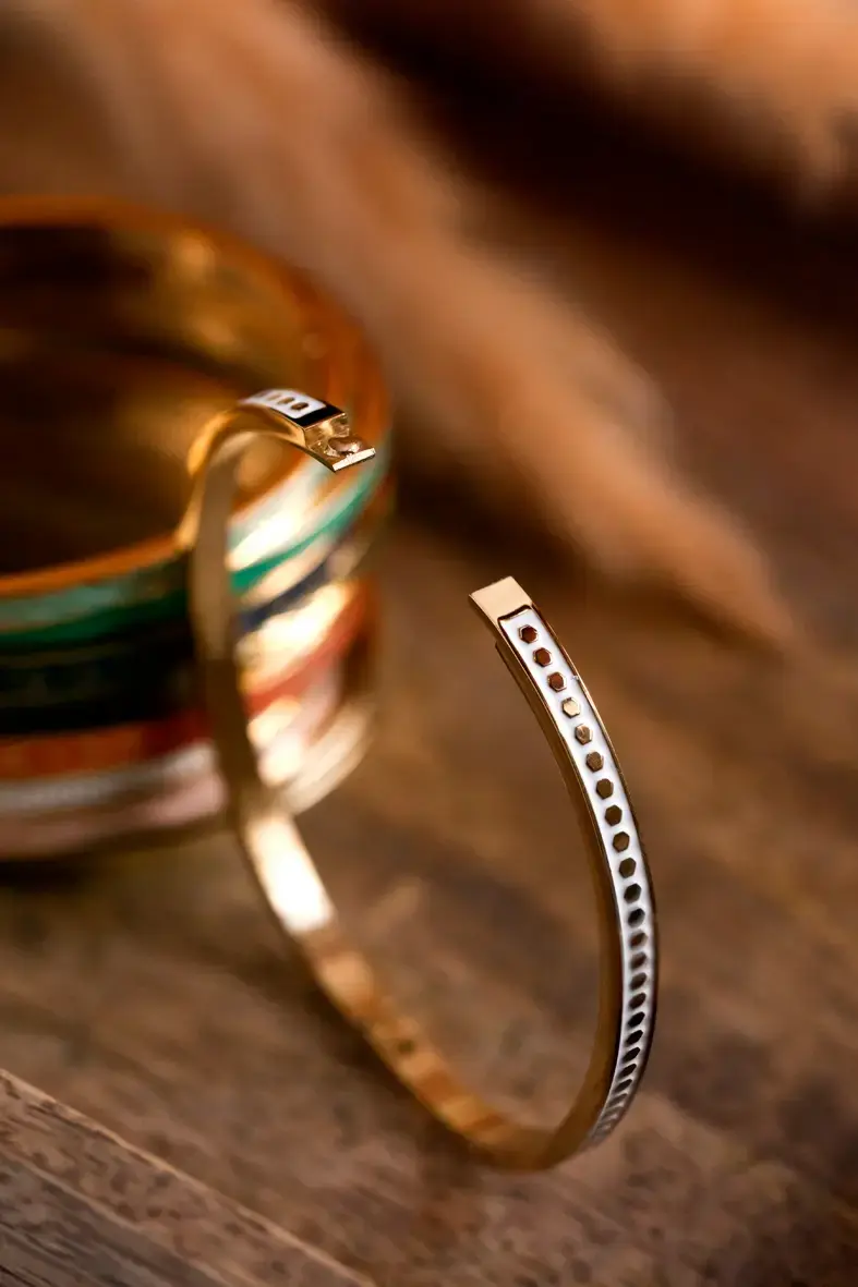 bracelet jonc ouvrable en acier inoxydable doré et émail blanc
