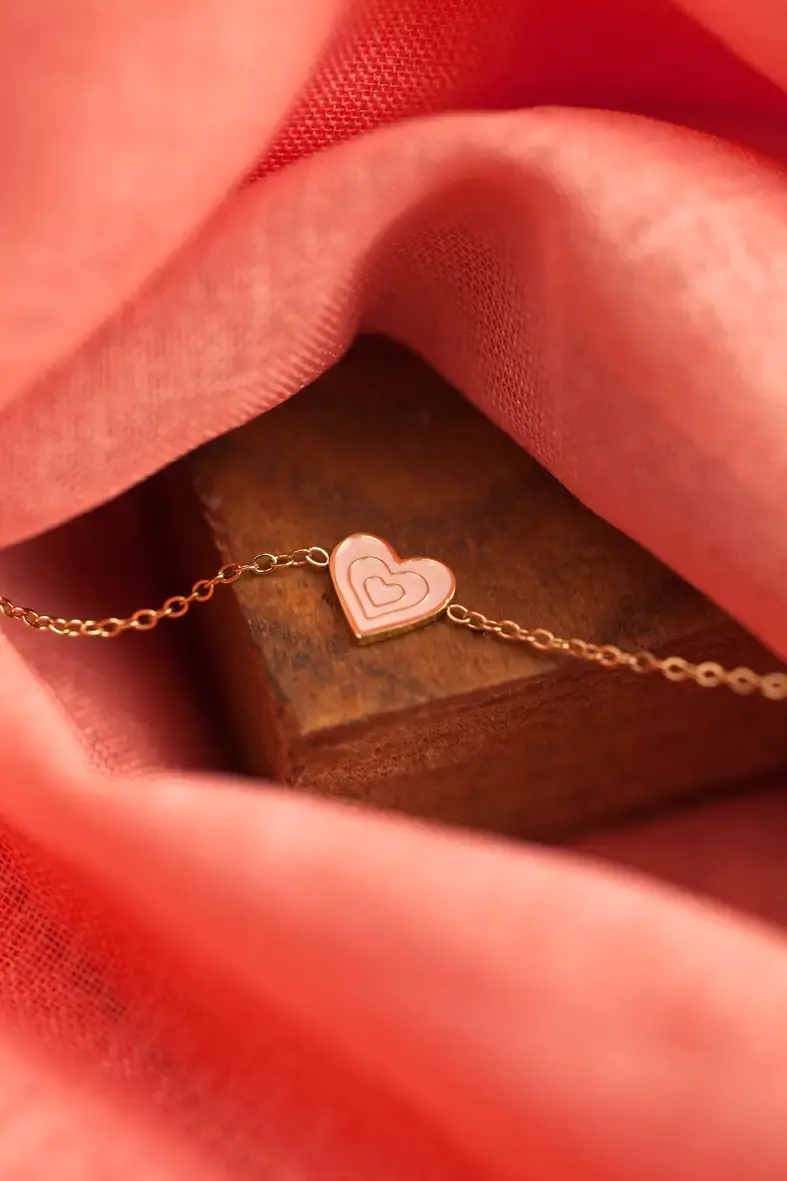bracelet ajustable pour enfant en acier inoxydable doré avec un coeur rose