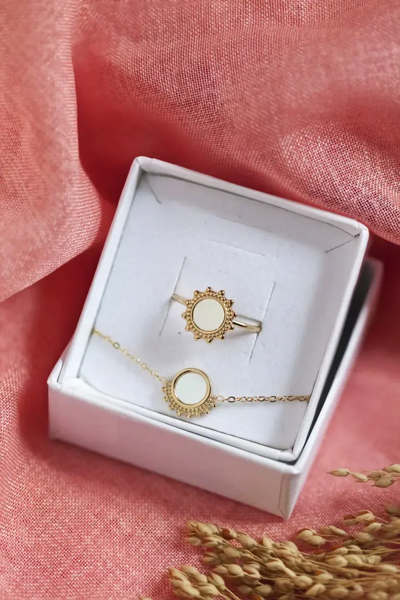 coffret bijoux avec un bracelet et une bague ajustable avec une nacre ronde et blanche perlée