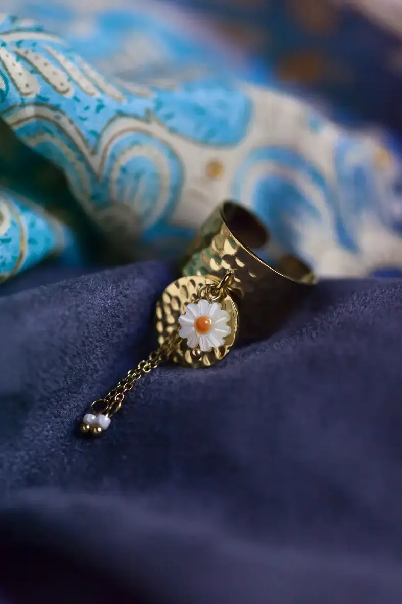bague ajustable à breloques en acier inoxydable doré composée d'une petite fleur jaune et blanche