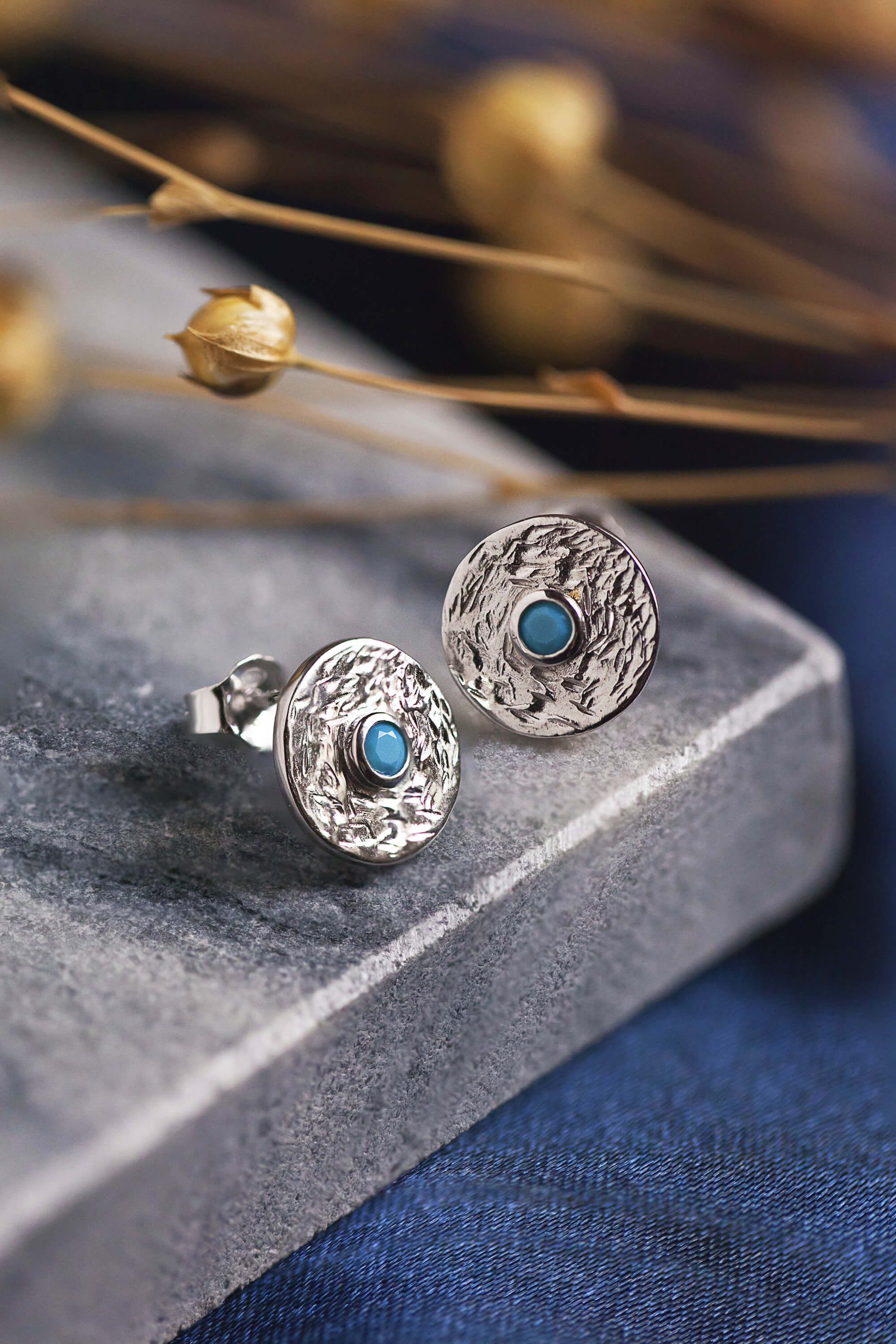 boucles d'oreilles rondes texturées en argent 925 et petite pierre turquoise