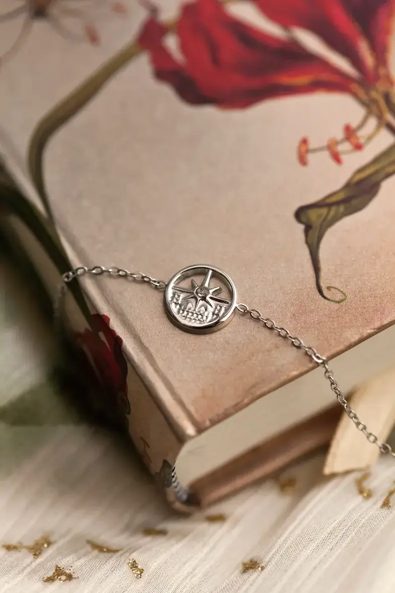 Thumbnail: bracelet argenté en acier inoxydable avec une étoile dans un cercle et un strass