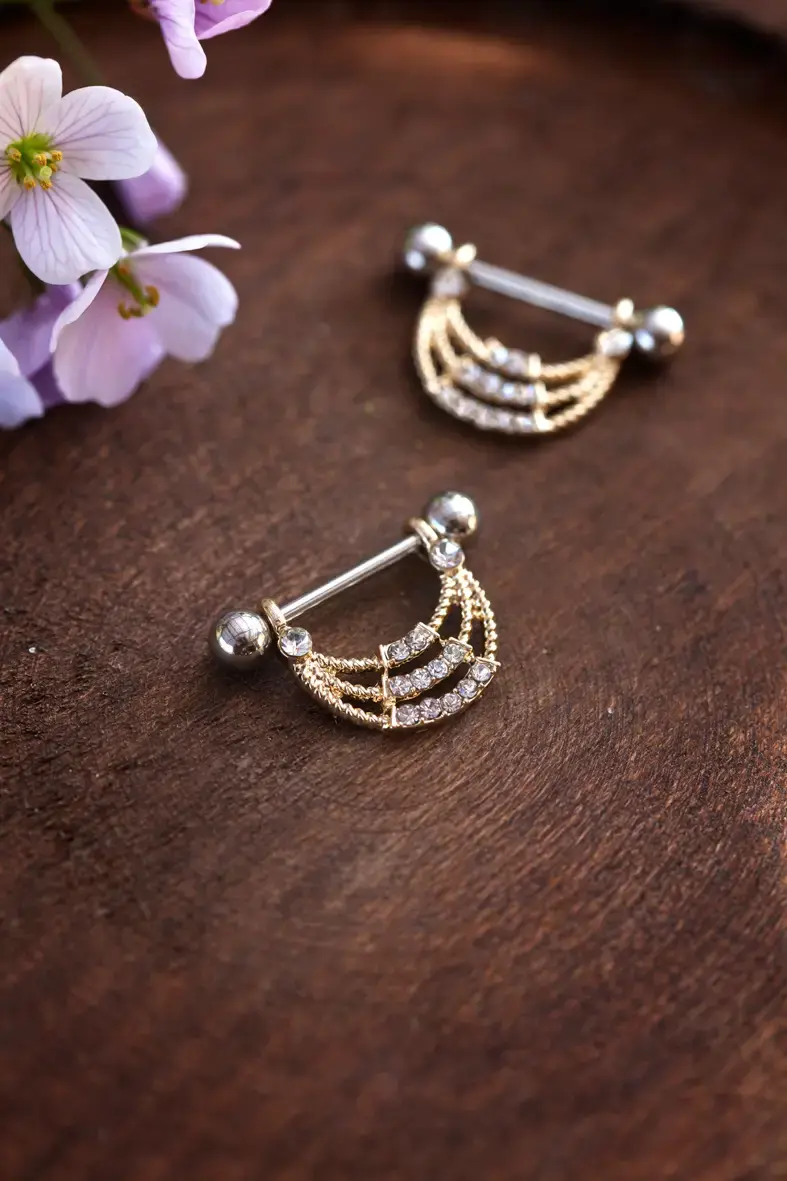 Piercing pour téton en acier inoxydable doré avec trois lignes décorées de strass