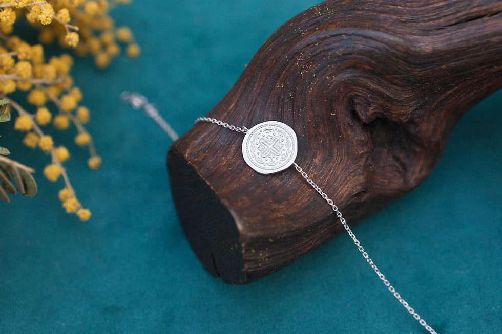 Thumbnail: bracelet pour femme en argent avec pièce mat martelée de sigles style ethnique