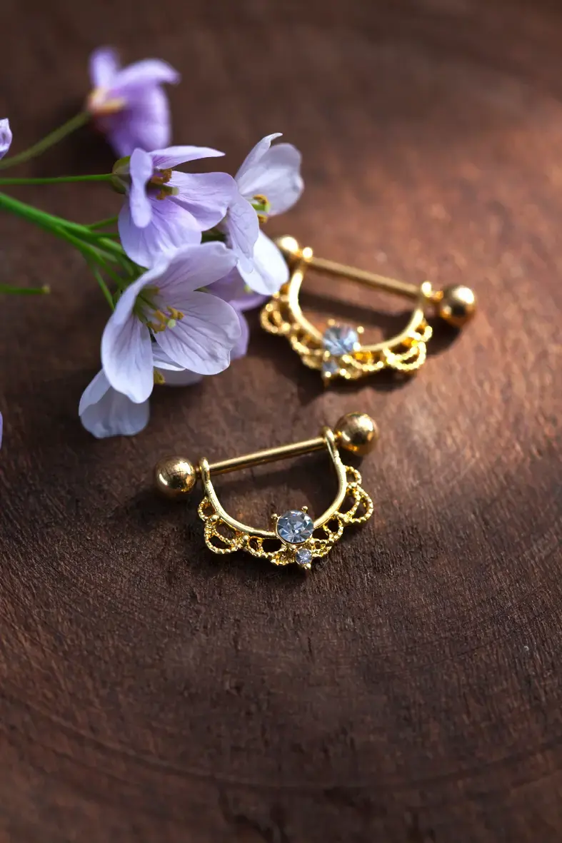 piercing pour téton avec filigrane et strass en acier inoxydable doré