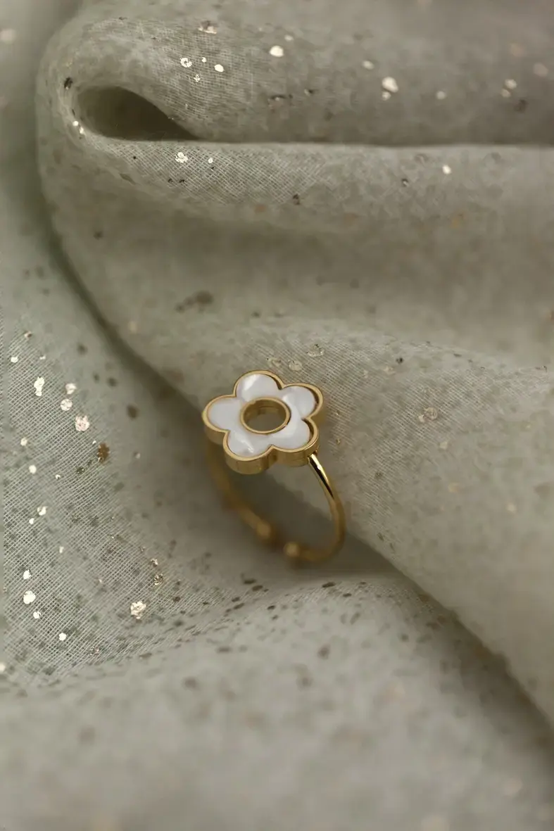 bague ajustable en acier inoxydable doré avec une fleur au coeur ajouré et aux pétales nacrés
