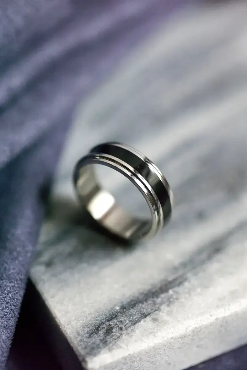 bague anneau pour homme en acier inoxydable argenté avec un trait noir émaillé légèrement renfoncé