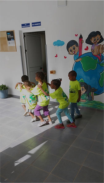 Casa-da-crianca_Kinder-spielen-drinnen-4_edited.jpg