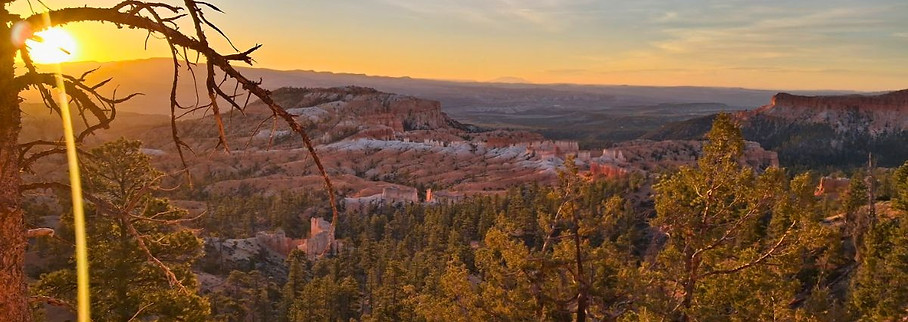 Sunrise view at Sunrise Point in Bryce Canyon National Park, Utah.