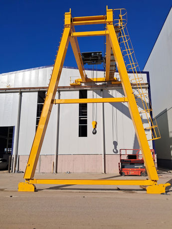 Kolonsuz vinç alanında çalışan topal portal vinç örneği