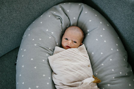 Natürliche Neugeborenenfotografie in München // Babyfotos zuhause in München // Der kleine Aurel // 