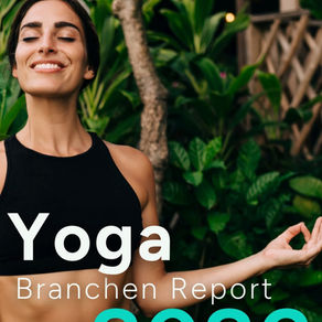 eine Yogini mit schwarzen Top Hände im Chin Mudra, Aufschrift "Yoga Branchen Report 2026"