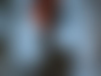 Røde jentestøvler i vannpytt. Foto: Crystal Peartree.