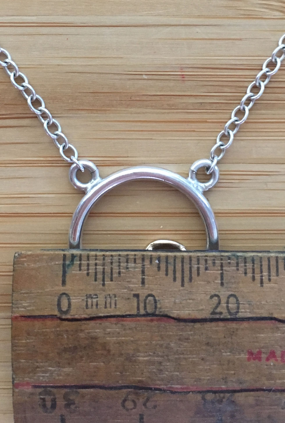 Thumbnail: Encircled pendant gold Kiss Hug on silver scale