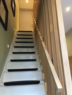 Lichte trapwand in hout