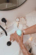 gebruik van de body wash bar wave of aloe in een luxueuze badkamer