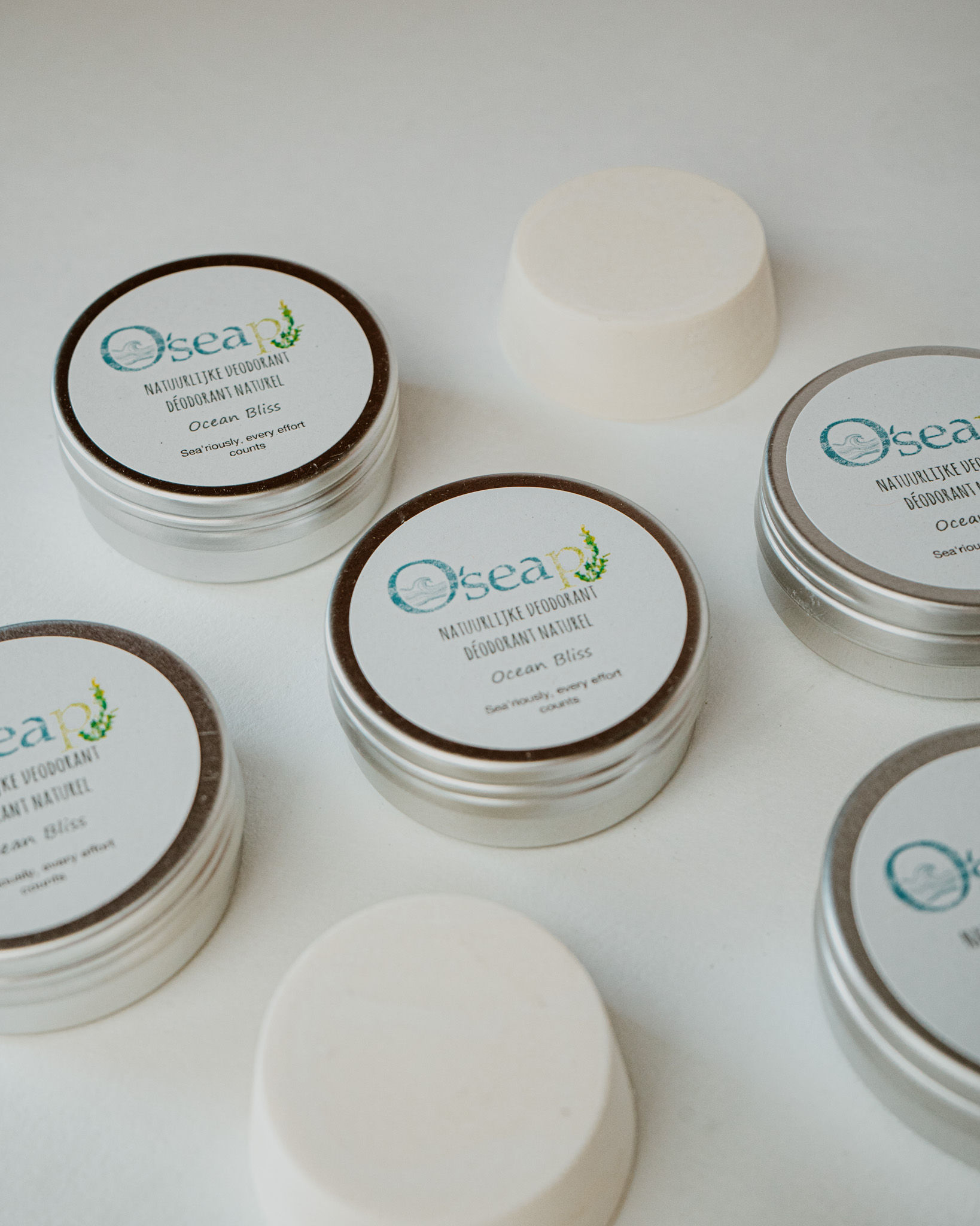 Ocean Bliss Deodorant Bar van O’seap met aluminium doosjes – flatlay op lichte achtergrond.
