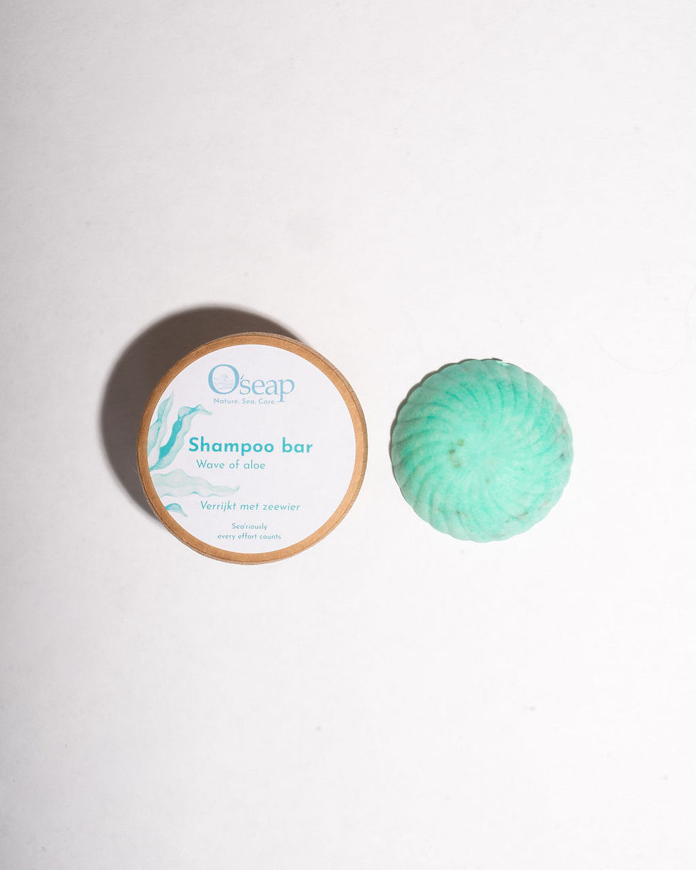 Groene shampoo bar Wave of aloe naast kartonnen verpakking op witte achtergrond