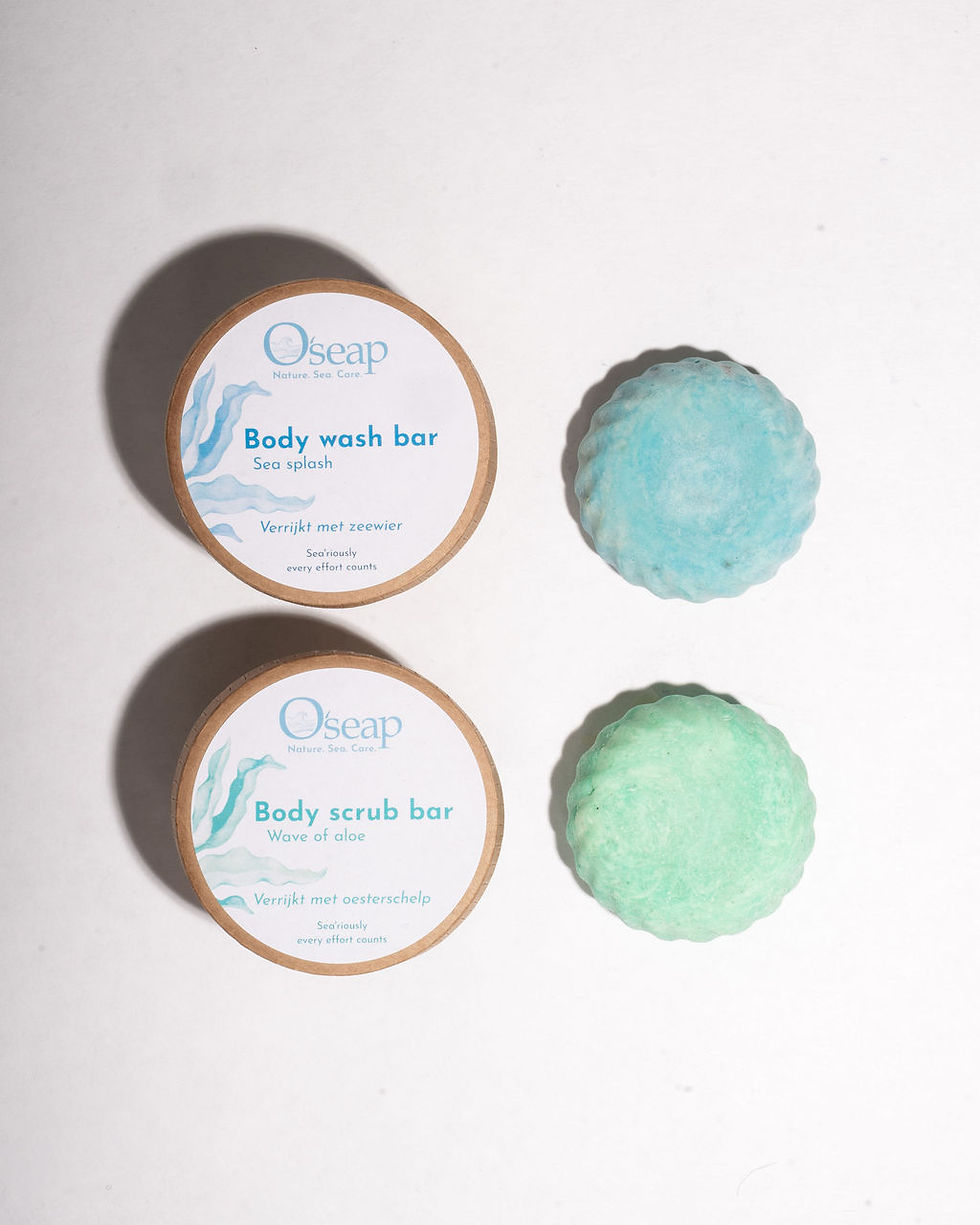 Body wash bar en body scrub bar van O’seap naast elkaar op witte achtergrond