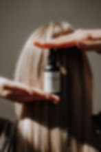 luxueuze afbeelding van elixir bij mooi lang blond haar