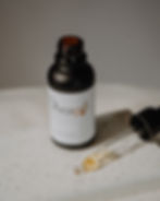 O’seap haarelixir met pipet op lichte ondergrond, detailfoto van de textuur.