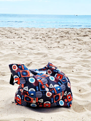 Tote bag with a music inspired pattern on a beach