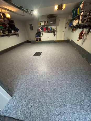 Installation plancher époxy durable pour atelier de garage idéal pour les outils et l'intensité des travaux à Montréal de couleur gris
