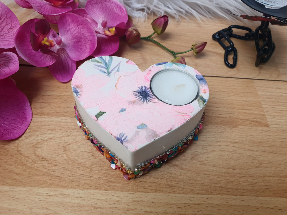 Herzförmiger Teelichthalter mit floralem rosa Muster und dekorativem Band aus bunten Kunststeinen, elegantes Design für roman