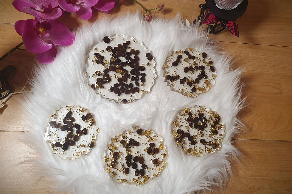 Deko Resinuntersetzer mit Kaffeebohnen und Goldflocken von moniartdesign